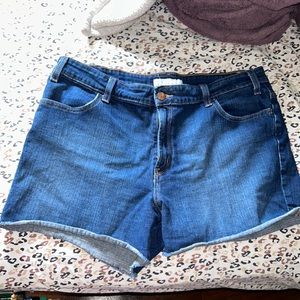 LIKE NEW! Levi’s Raw Hem Denim Shorts